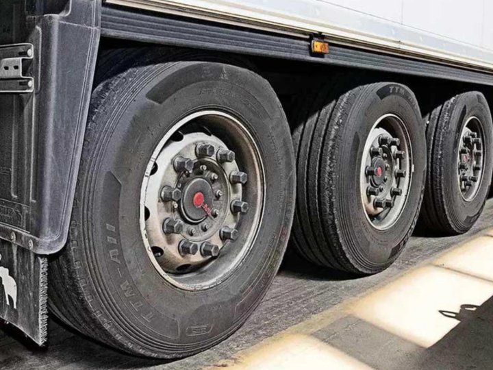 Спіймали із зайвою вагою: оштрафованого водія змусили розвантажити фуру на Волині