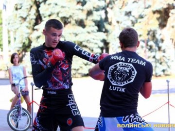 Круті прийоми та міцні м'язи: у центрі Луцька тренувалися «Воїни Любарта»