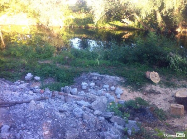 Будівельне сміття викидають в річку Стир. ФОТО