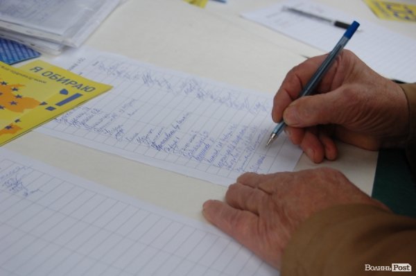 Тим часом на Театральному майдані триває збір підписів за підписання Угоди про підписання Асоціації України з ЄС