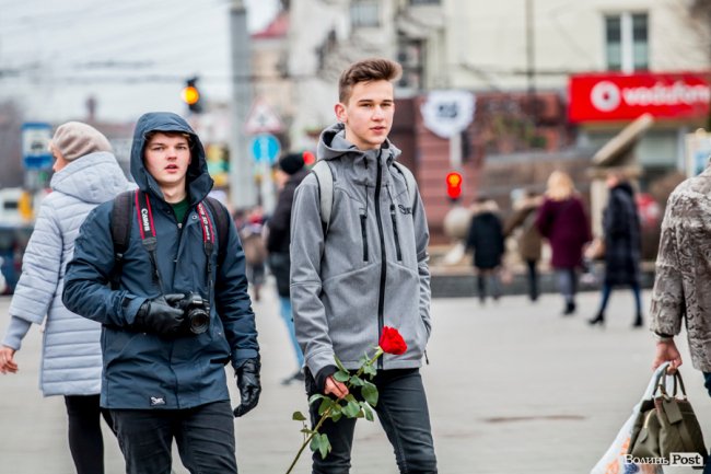 За день до свята: Луцьк накрила тюльпанова лихоманка. ФОТО