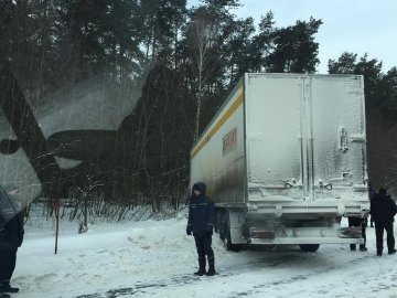 На трасі Луцьк-Ковель фуру занесло в кювет