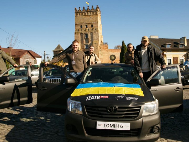 У Луцьку хор «Гомін» і TEATR.org.ua передали 25 автомобілів для ЗСУ