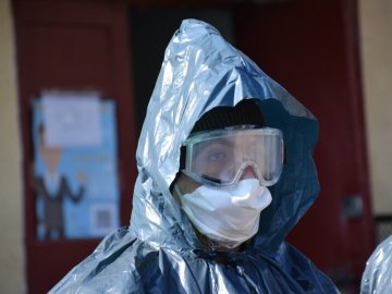 Як у Луцьку дезінфікують під'їзди. ФОТО 