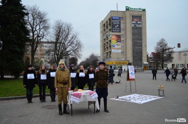 «НКВДисти-охоронці хліба» в Луцьку нагадують про голодомор. ФОТО 