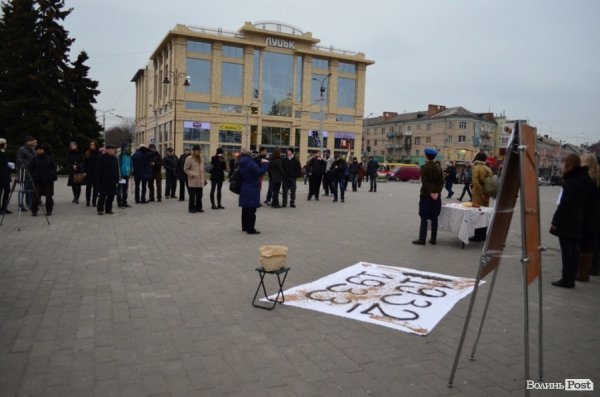 «НКВДисти-охоронці хліба» в Луцьку нагадують про голодомор. ФОТО 