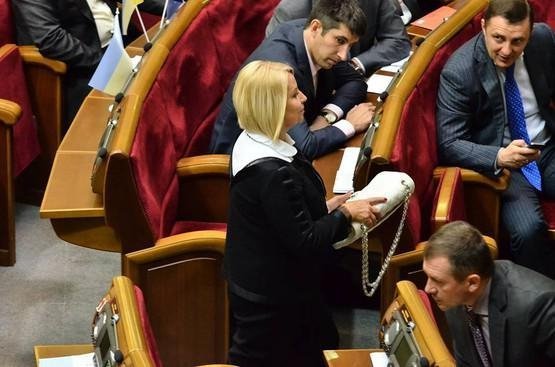 Скандал у Раді: Герман кинула в ударівців свою сумку «Шанель». ФОТО
