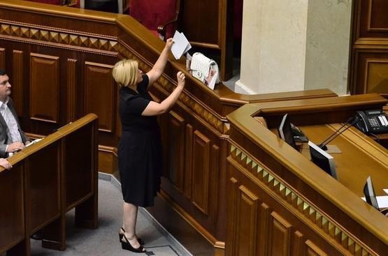 Скандал у Раді: Герман кинула в ударівців свою сумку «Шанель». ФОТО