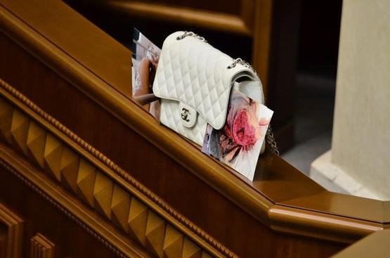 Скандал у Раді: Герман кинула в ударівців свою сумку «Шанель». ФОТО