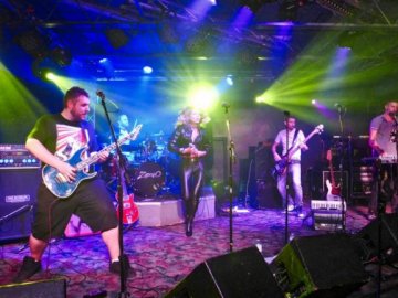 Волинянка співає в популярному українсько-канадському гурті