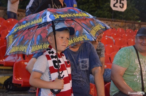 «Волинь» – «Шахтар»: як лучани вболівали на «Авангарді». ФОТО