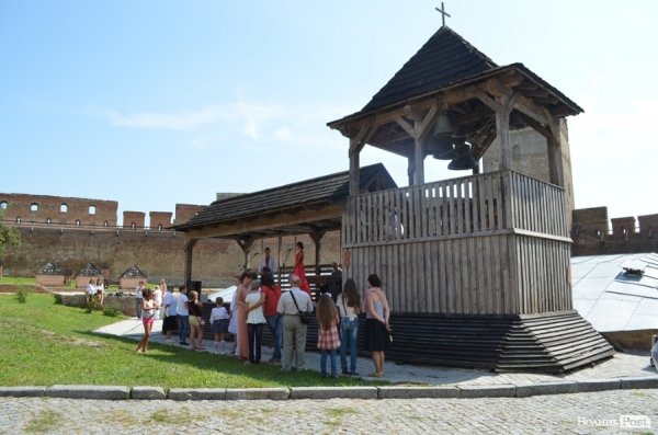 У Луцькому замку дітей вчили дзвонарному мистецтву. ФОТО