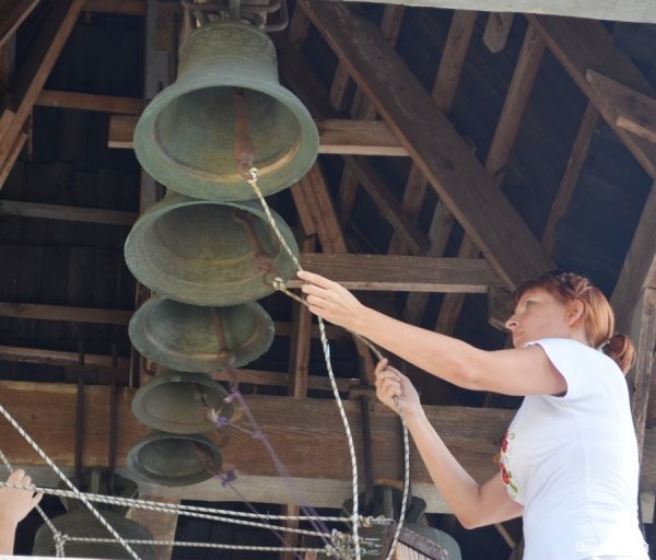 У Луцькому замку дітей вчили дзвонарному мистецтву. ФОТО