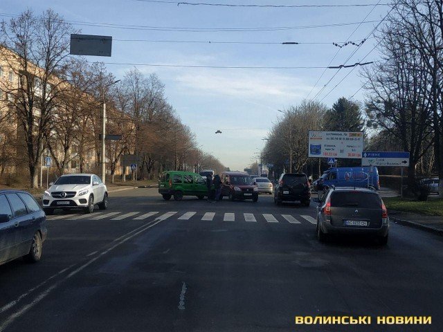 У Луцьку на Рівненській зіткнулися два автомобілі. ФОТО