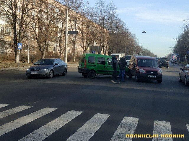 У Луцьку на Рівненській зіткнулися два автомобілі. ФОТО