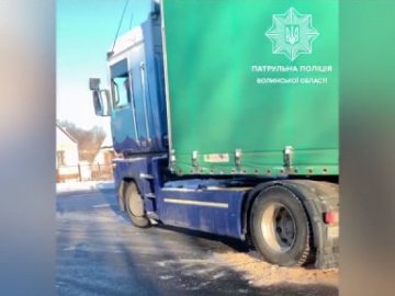 На Волині вантажівка через ожеледицю не могла зрушити з місця