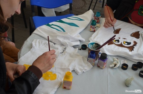 У центрі Луцька розмальовували футболки.ФОТО