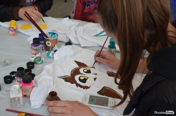 У центрі Луцька розмальовували футболки.ФОТО