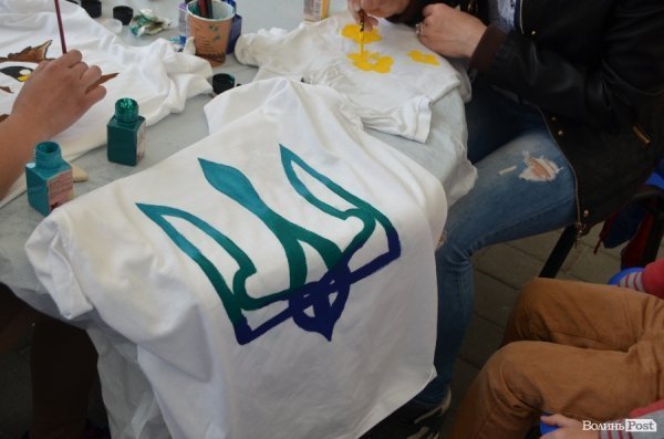 У центрі Луцька розмальовували футболки.ФОТО