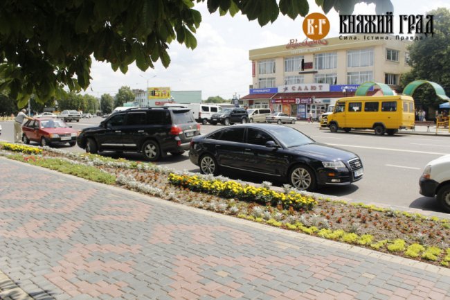 Одіозний волинський депутат припаркувався на зустрічній смузі руху. ФОТО