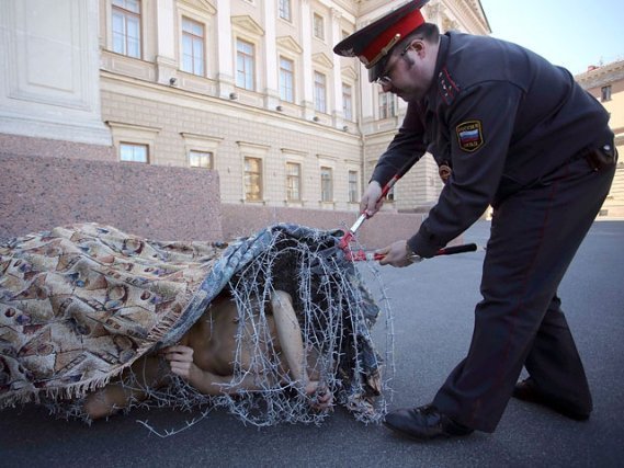 Голий в колючому дроті: у Росії скандальний художник влаштував акцію протесту. ФОТО