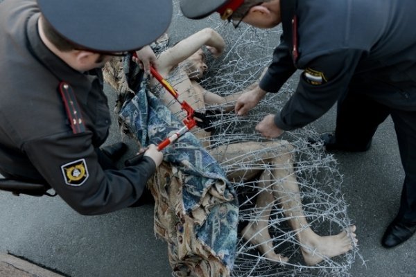Голий в колючому дроті: у Росії скандальний художник влаштував акцію протесту. ФОТО