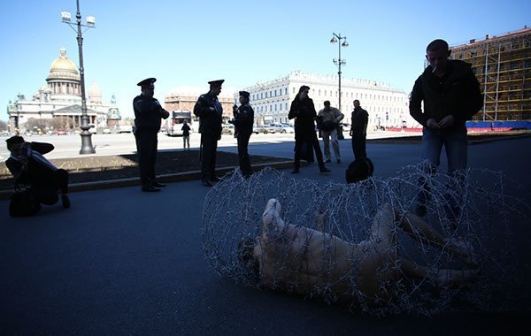 Голий в колючому дроті: у Росії скандальний художник влаштував акцію протесту. ФОТО