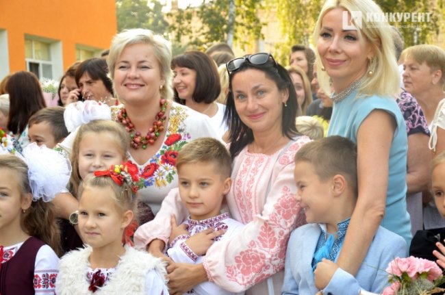 Кульки, бантики і квіти: як луцька школа №1 святкувала перше вересня. ФОТО