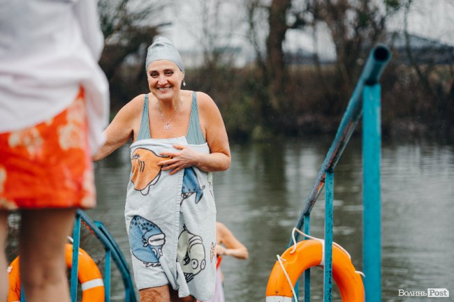 Водохреще у Луцьку: освячення води в річці Стир та занурення лучан. ФОТОРЕПОРТАЖ