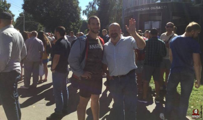 Геннадій Спіцин та ще один вартівець Олександр Зиза біля СБУ