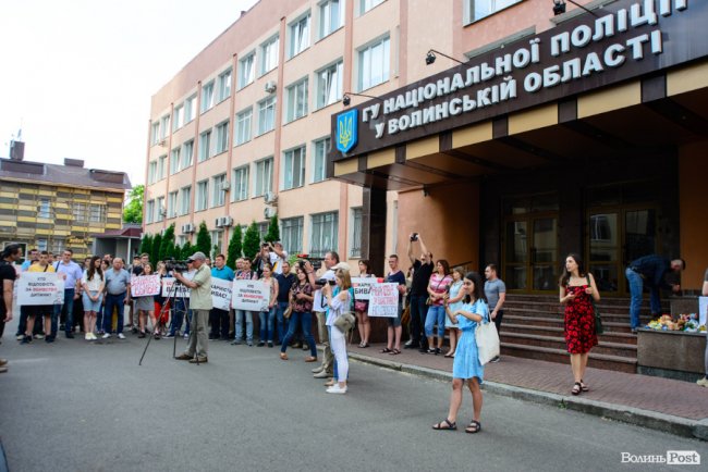 «Безкарність вбиває»: лучани влаштували мітинг біля управління поліції через смерть 5-річного хлопчика