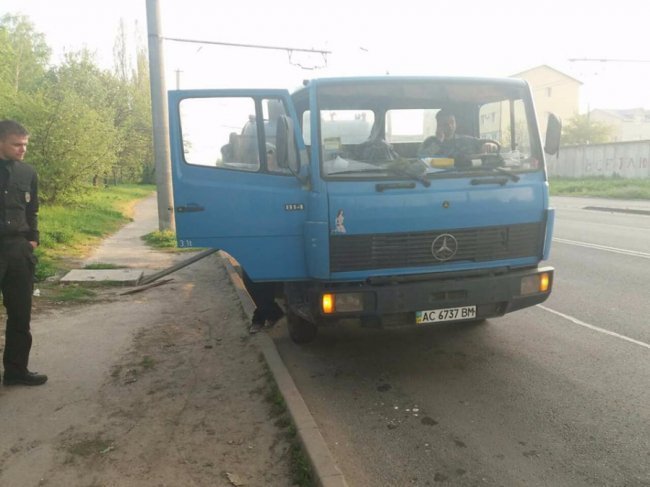 У Луцьку серед вулиці зливали нечистоти з біотуалетів