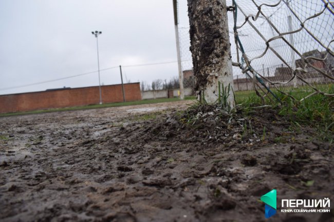 «Гравці борсалися у багнюці, місили болото»: футбол по-волинськи