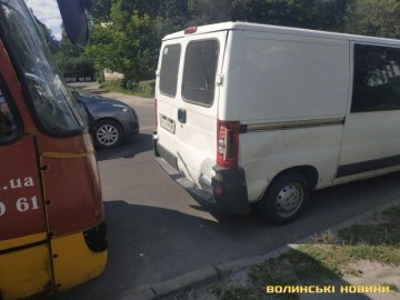 У Луцьку маршрутка в'їхала у легковик. ФОТО