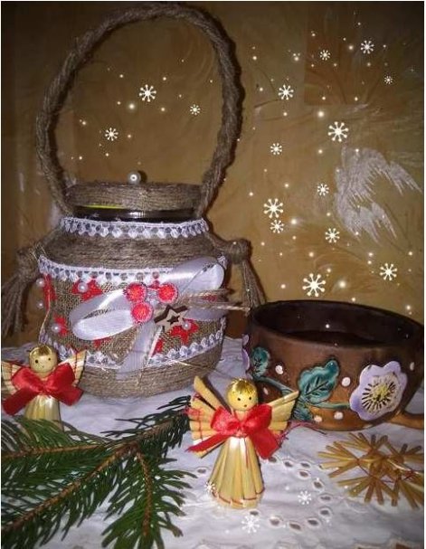 Вчителька волинського ліцею оздоблює баночки для освяченої на Водохреща води 