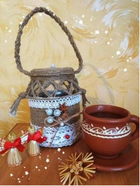 Вчителька волинського ліцею оздоблює баночки для освяченої на Водохреща води 