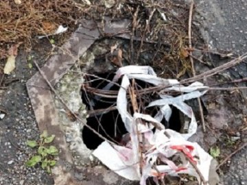 У Луцьку біля дитсадка розсипався каналізаційний люк