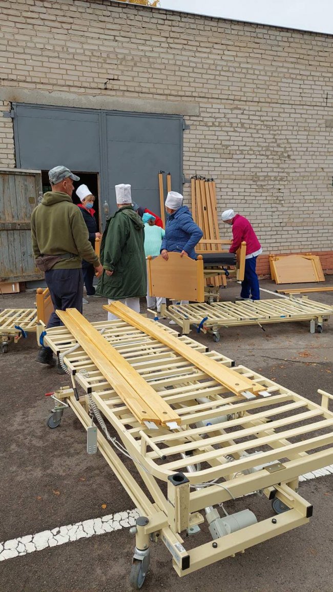 Ліжка, ходунці, інвалідні візки: у Луцьку міську клінічну лікарню передали допомогу. ФОТО