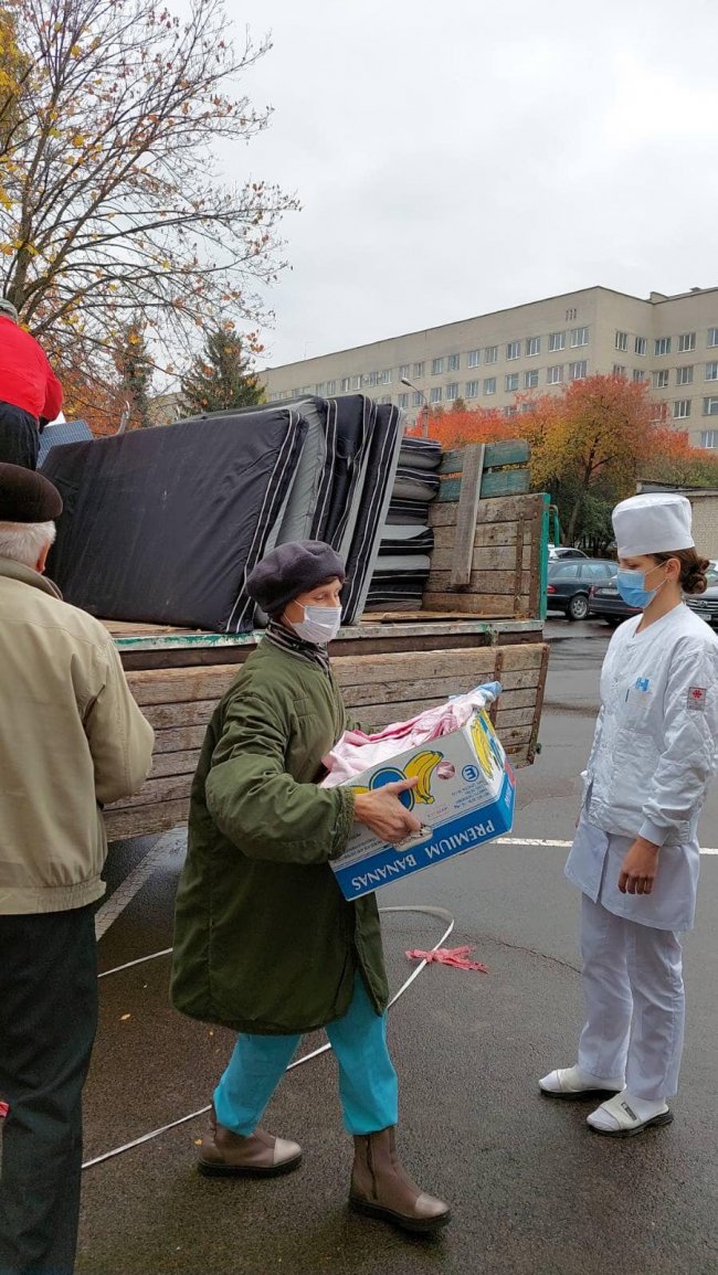 Ліжка, ходунці, інвалідні візки: у Луцьку міську клінічну лікарню передали допомогу. ФОТО
