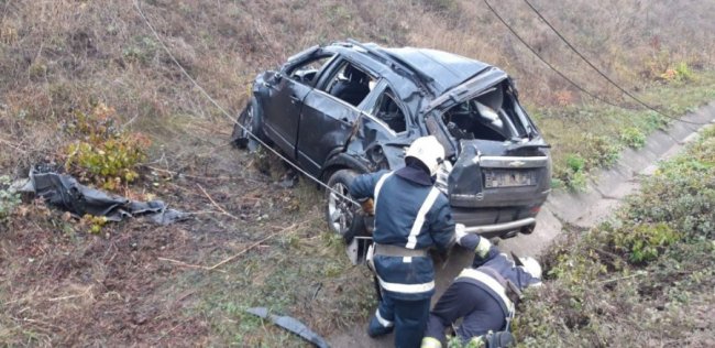 Водій загинув, пасажирка – в реанімації: автівка злетіла з мосту і впала на залізничні колії. ФОТО