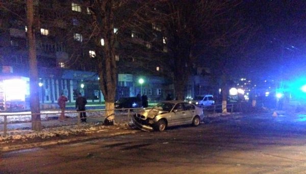 ДТП у Луцьку: авто знесло дерево і паркан. ФОТО