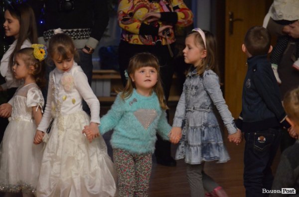  Ялинка, цукерки та мультяшні лемури: луцьким дітям влаштували новорічне свято