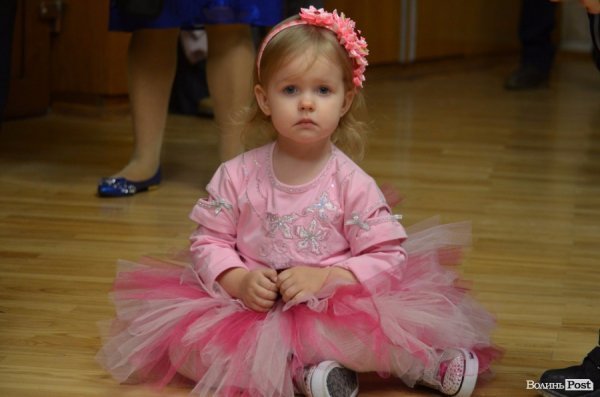  Ялинка, цукерки та мультяшні лемури: луцьким дітям влаштували новорічне свято