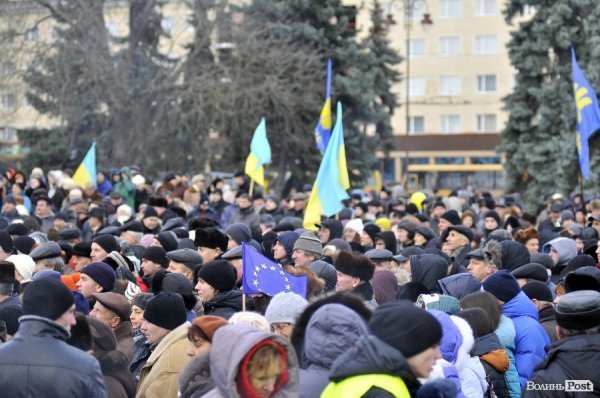 Віче на луцькому Євромайдані. ФОТО