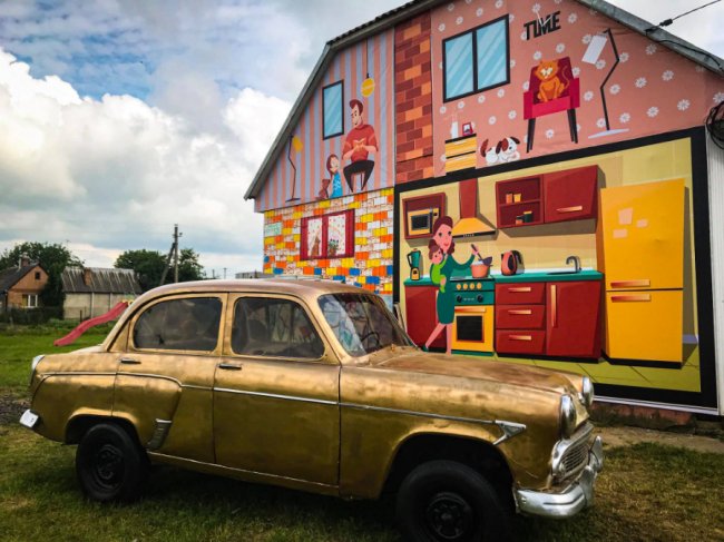 Книги в холодильниках і ретро авто: неподалік Луцька запрацювала креативна бібліотека