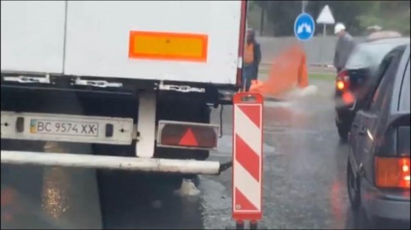 У Львові вантажівка провалилася під новий асфальт. ФОТО. ВІДЕО