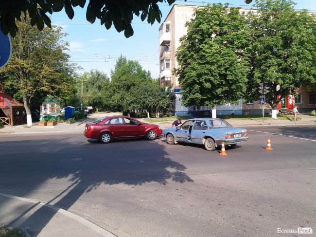 Не розминулися: у Луцьку стукнулися легковики