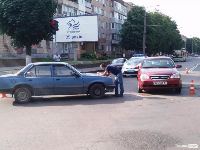 Не розминулися: у Луцьку стукнулися легковики