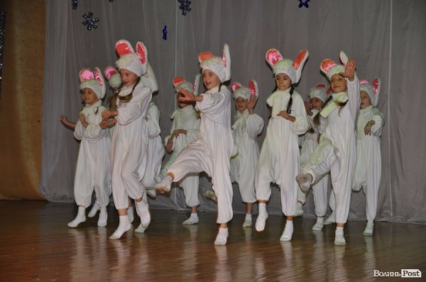 Ведмеді, зайчики і танцюючі ялинки: у Луцьку діткам влаштували новорічну казку