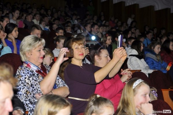 Ведмеді, зайчики і танцюючі ялинки: у Луцьку діткам влаштували новорічну казку